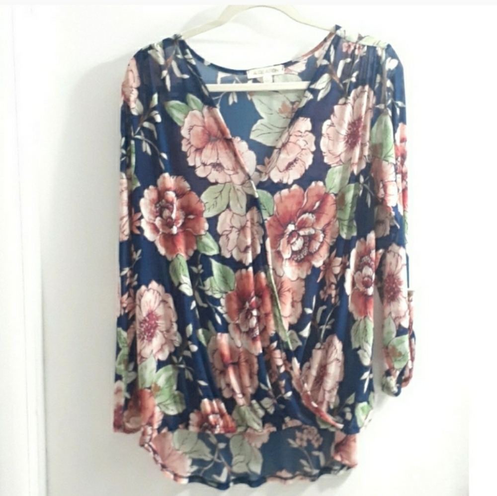 A Reason  lightweight floral blouse. Bundle any 5 items with 💥and pay $25